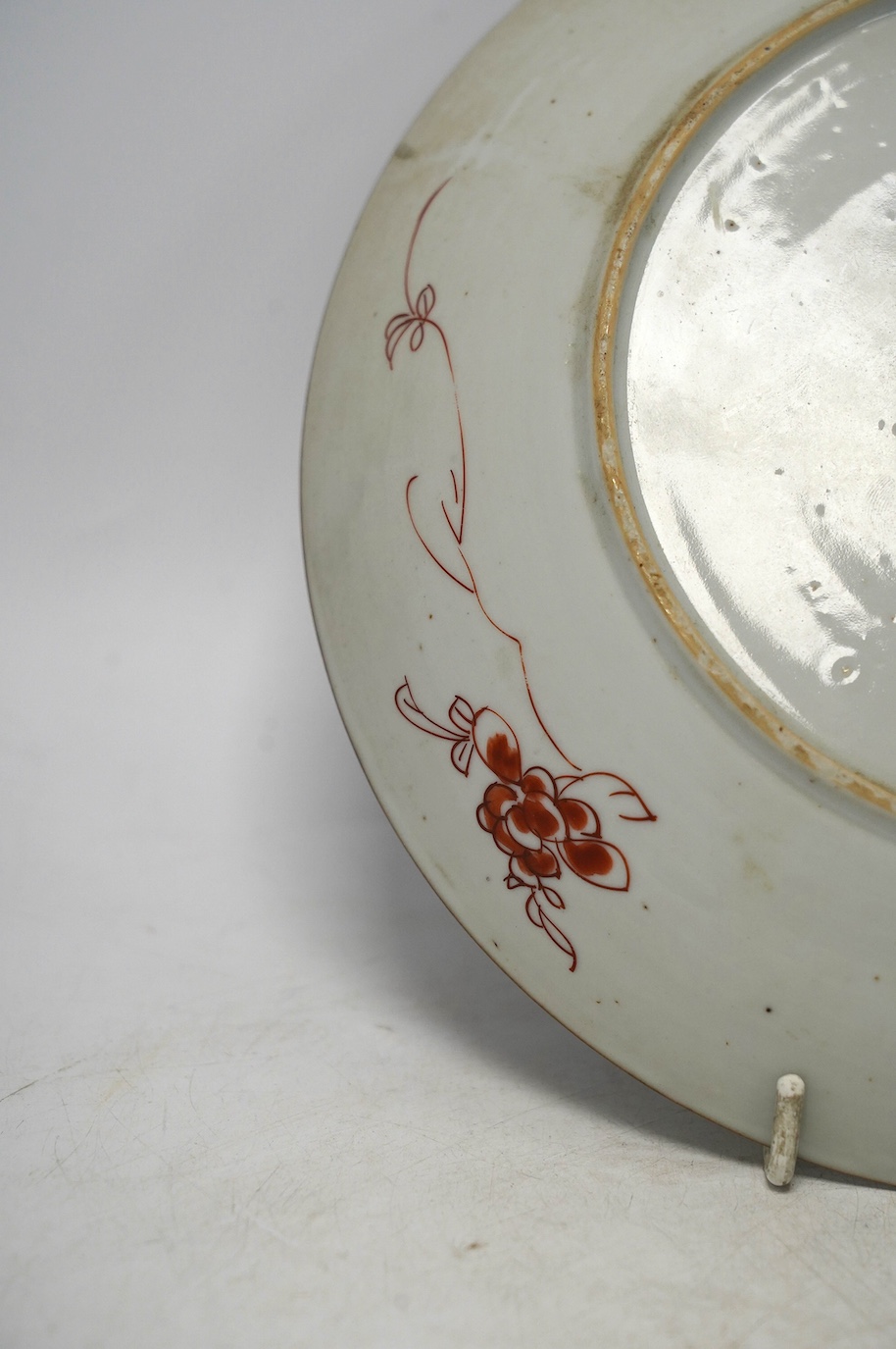 A Chinese famille verte dish, Kangxi/Yongzheng period, 22cm diameter. Condition - fair, some wear on the decoration